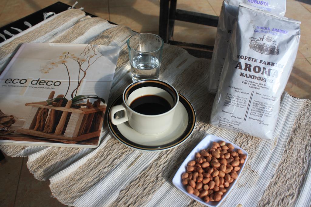 The Attic Bed & Breakfast Bandung Esterno foto