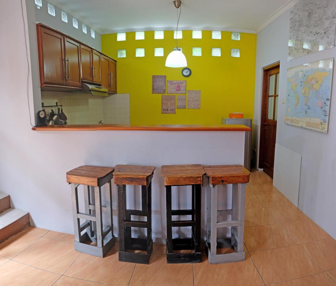 The Attic Bed & Breakfast Bandung Esterno foto